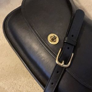 Classic Coach purse in black leather.